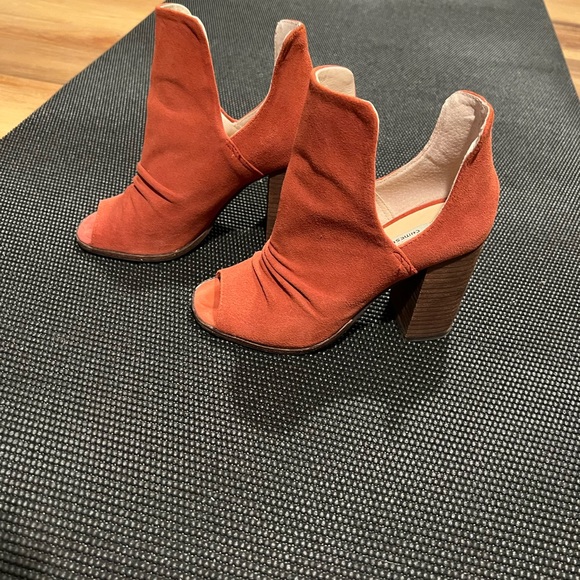 KRISTIN CAVALLARI X CHINESE LAUNDRY RUST SUEDE LASH BOOTIE Sz 5.5 - Picture 4 of 5